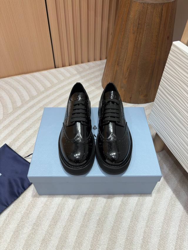 24Ss新款prad*系带德比鞋厚底小皮鞋 这款亮面皮革绑带德比鞋展现出精致的混搭风格，将经典元素与别出心裁的细节巧妙结合。运用现代风格一体式橡胶鞋底重新演绎经